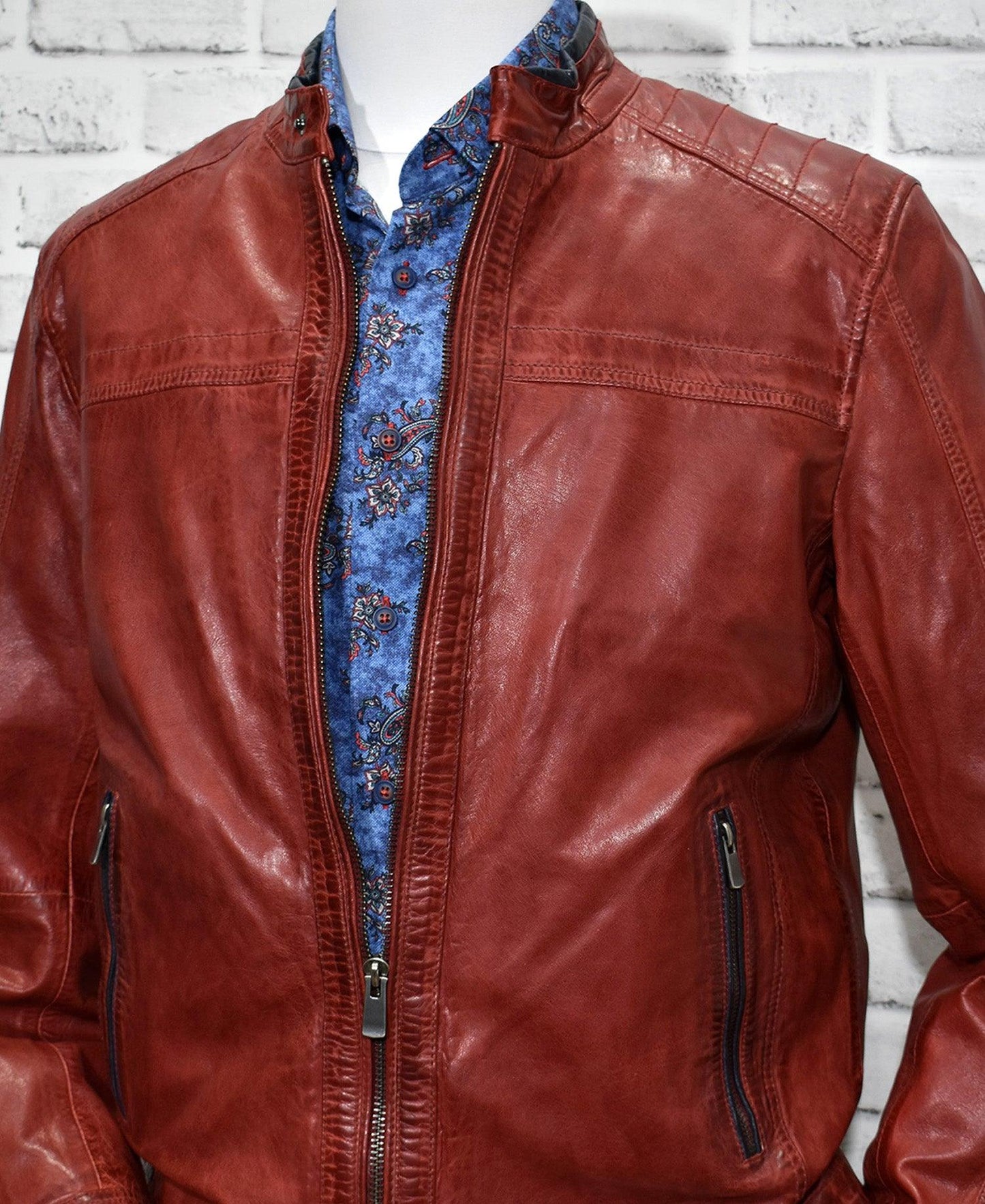 Soft washed, nappa leather in fashion red. Multi stitch detailing and contrast leather trim. Zip side pockets, classic inside chest pocket. Trend stand up collar. Biker model is best suited for a slim to medium build.